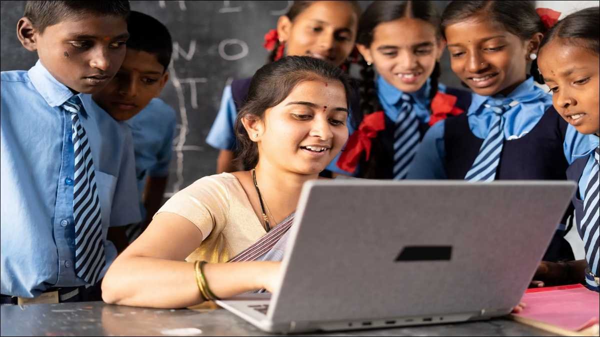 Bihar teacher successfully marking attendance on E-Shikshakosh app